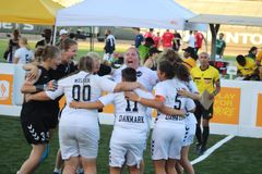 De danske kvinder fejrer en sejr ved Homeless World Cup