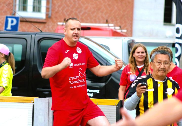 OMBOLD-spiller fra Ballerup-Skovlunde Fodbold jubler over scoring til Danmarksmesterskabet i gadefodbold for udsatte mennesker.