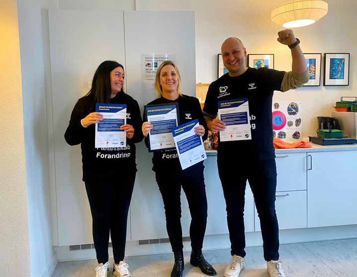 De certificerede medarbejdere fra socialpsykiatrien i Esbjerg modtager diplomet for deres idrætscertificering