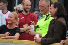 En gruppe OMBOLD-spillere står sammen og smiler, mens de ser gadefodbold