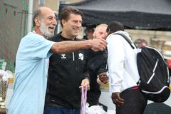 Michael Laudrup og OMBOLD-spiller får taget billede sammen i regnen