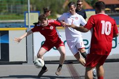 To fodboldspillere i kamp om bolden under OMBOLDs sponsorcup.