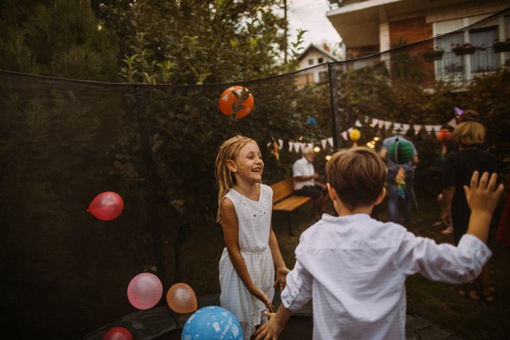 Undersøgelser viser, at mange børn i fattigdom må undvære både måltider, nødvendig medicin eller passende tøj. Når familien er tvunget til at prioritere det mest nødvendige, kan det få konsekvenser for børnenes fritidsaktiviteter og deres mulighed for at være en del af fællesskaber med andre børn og unge. Foto: Getty Images