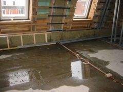 Foto fra et af Bunch Bygningsfysiks igangværende projekter: undersøgelse af en vandskade fra tagkonstruktionen.