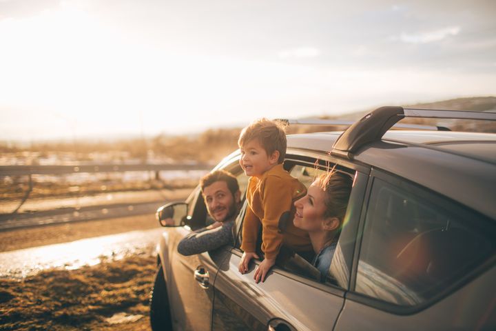 familie i bilrude i sol