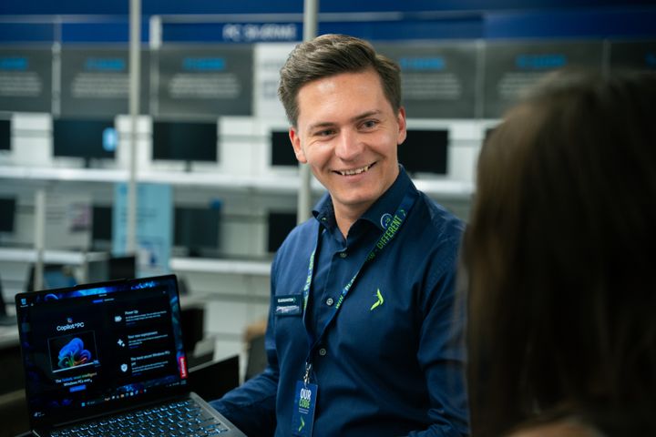 En ny generation af computere er landet: Benjamin Christensen, Assisterende Salgschef i Elgiganten, ser allerede en stor efterspørgel efter de nye PC'er med indbyggede AI-funktioner.