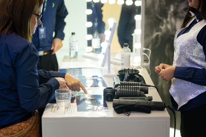 400 Elgiganten-medarbejdere fik hands-on erfaring med alt fra AI-computere og de nyeste smartphones og watches til ’smart’ ringe og multifunktionelle køkkenprodukter. Foto: Page7 Photo