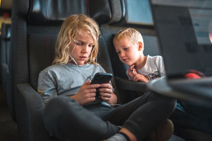 Skærmguiden er et konkret værktøj, som Børns Vilkår har udviklet til at hjælpe forældre og børn med at skabe sunde digitale vaner gennem dialog og refleksion