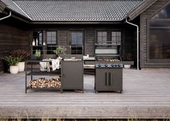 Udekøkken med grill og opbevaring på en rummelig træterrasse.