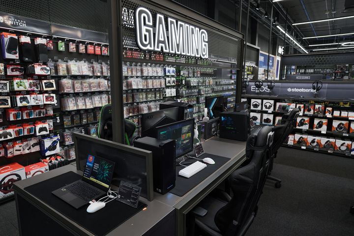 Billede af et af Elgigantens varehuse, der nu udvider med PC-komponenter
