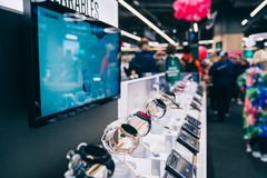 Smartwatches udstillet i et af Elgigantens varehuse.