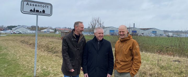 Foto: Kristian Haugland fra bestyrelsen i Assentoft Forsyning a.m.b.a., Martin Therkildsen, Projektleder hos Verdo og Michael Meldgaard adm. Direktør hos TLV-Forsyning gør klar til at binde forsyningerne i Assentoft og Randers sammen.