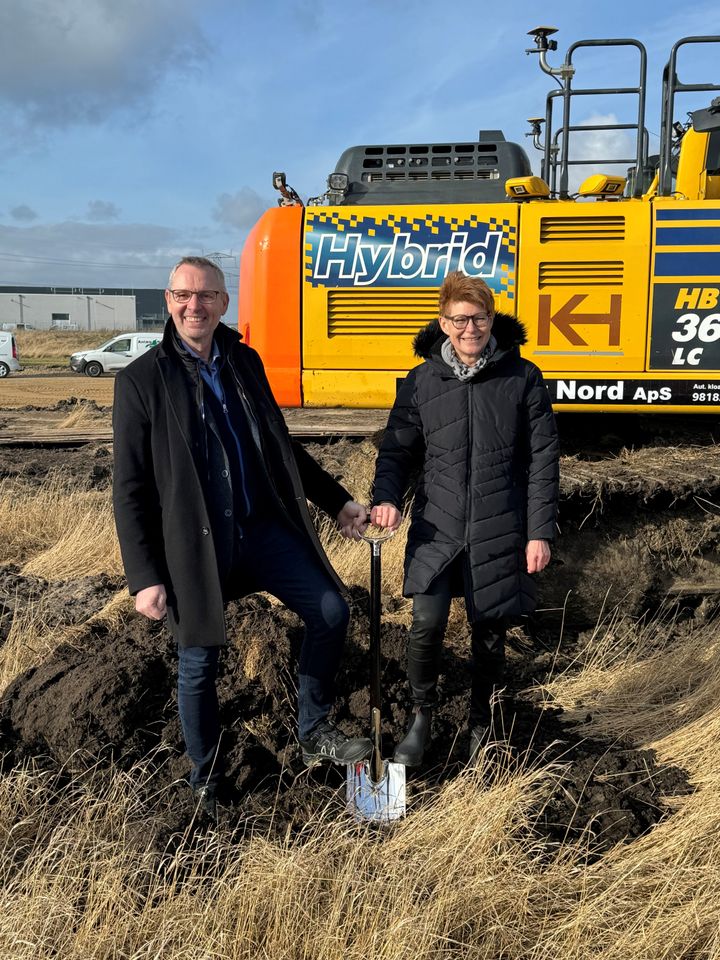 Første spadestik på Verdo's nye byggeri på Ankeret i Aalborg. På billedet ses afdelingschef Max Pehrson Frederiksen og HR-direktør Margrete Larsen.