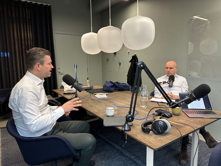 Søren Bro, forretningsudviklingsdirektør i Verdo og Jens Lyngborg Heslop, direktør for Udvikling, Miljø og Teknik i Randers Kommune, under optagelserne til podcast'en 'Et grønt skridt foran'.