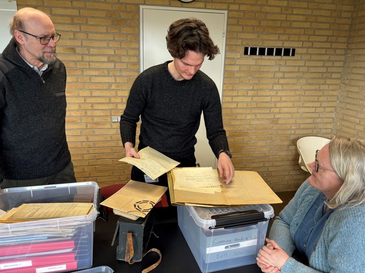 Ebbe Aare Jensen fra Verdo Vand (i midten) overdrager de gamle dokumenter til  Folmer Luther Christensen og Tina Knudsen Jensen fra Stadsarkivet.