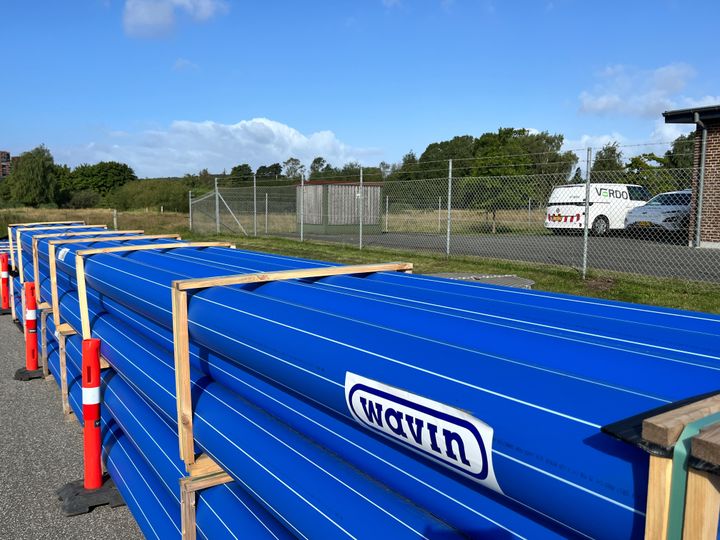 708 meter vandrør ligger klar ved Verdo Vands pumpestation i Toldbodgade. Snart forbinder de pumpestationen med Dronningborg Vandværk.