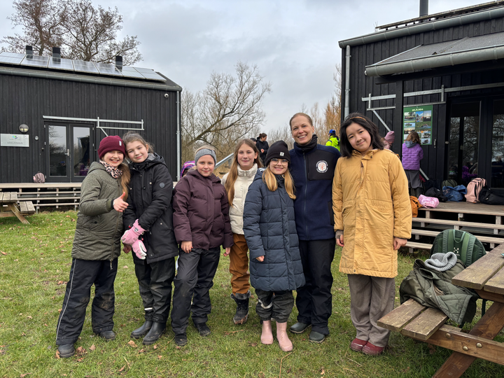 Karina Larsen med elever fra Forberedelsesskolen på Hobrovej til Vandets Dag i Randers.