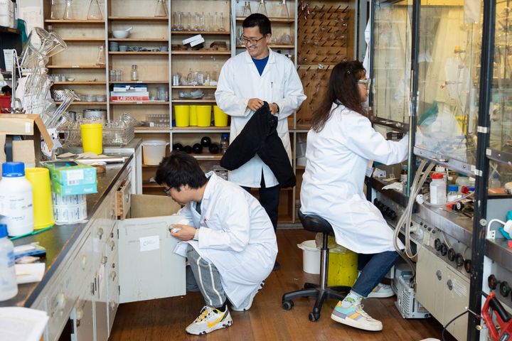Yang Yang, Jiwoong Lee og Shriaya Sharma i laboratoriet (foto: Bettina Illemann Larsen/Københavns Universitet)