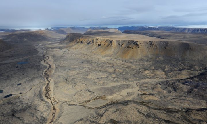 Det isfrie område af Grønland er domineret af tør tundra og består af nærmest vegetationsløse tørre sletter som her i Nordgrønland. Det er i prøver herfra, at det største optag af metan fra atmosfæren er blevet målt. Foto: Bo Elberling