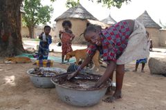 Lokal forarbejdning af sheanødder til sheasmør, Burkina Faso (foto: Hanna Simonsen)