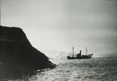 Hvalfangerskibet Firern, med Stinson Reliant flyet ombord, nær Klarius Mikkelsen Fjell i Lars Christensen Land i Østantarktis. Copyright Norske Polar Institut