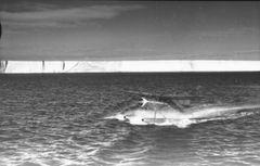 Et Stinson Reliant potonfly (callsign LN-BAR) blev brugt til luftfotografering. Flyet havde en rækkevide på omkring 1200 km og et automatisk Zeiss kamera var monteret i flyets gulv. Copyright Norske Polar Institut