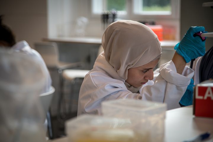 En af de deltagende gymnasieelever i laboratoriet (foto: Frederik Wolff Nisbeth Teglhus)