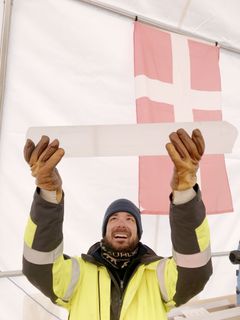 Julien Westhoff viser en iskerne med aske hentet op fra 969 meters dybde. Asken stammer fra vulkan-udbruddet Mt. Berlin for 70.080 år siden (foto: Koldtoft©PNRA/IPEV)