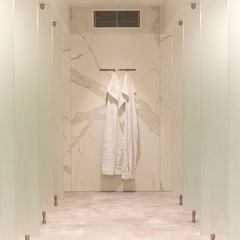 Mosaikhjørnet leverer fliser til luksushotel Charlottehaven København. Keramiske flise i marmorlook Calacatta Hvid på toilet.