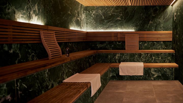 Mosaikhjørnet leverer fliser til luksushotel Charlottehaven i København. Sauna med den keramiske flise i grønt marmorlook, Verde Alpi