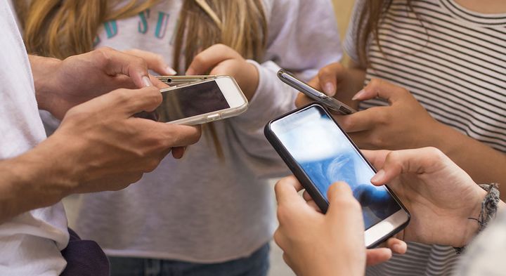 Den socialisering, som de unge skal håndtere som nystartede gymnasielever, finder i lige så høj grad sted på sociale medier som i selve klasselokalet.