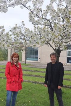 Vicekansler Robert Habeck og rektor Hanne Leth Andersen på Roskilde Universitet i 2021 med behørig corona-afstand. Foto: RUC.