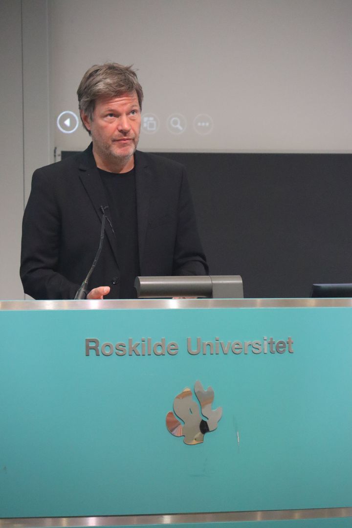 Årets æresalumne er Tysklands vicekansler Robert Habeck. Her holder han gæsteforelæsning på RUC i 2021.