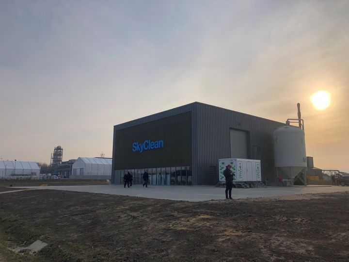 Stiesdal SkyCleans demonstrationsanlæg i GreenLab Skive fra anlæggets indvielse i marts 2022. Der bygges nu første version af et fuldskalaanlæg i Vrå, som er 10 gange større. Det nye anlæg forventes i fuld drift omkring maj 2024.