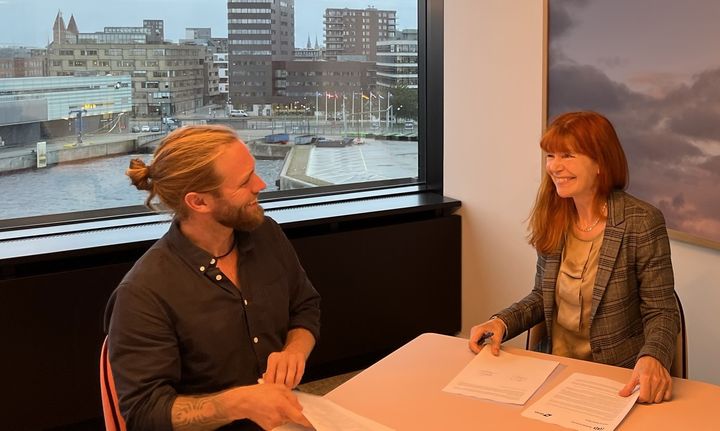 Roskilde Universitets rektor Hanne Leth Andersen og DFDS’ Head of Innovation & Partnerships Mads Bentzen Billesø underskriver partnerskabsaftale.