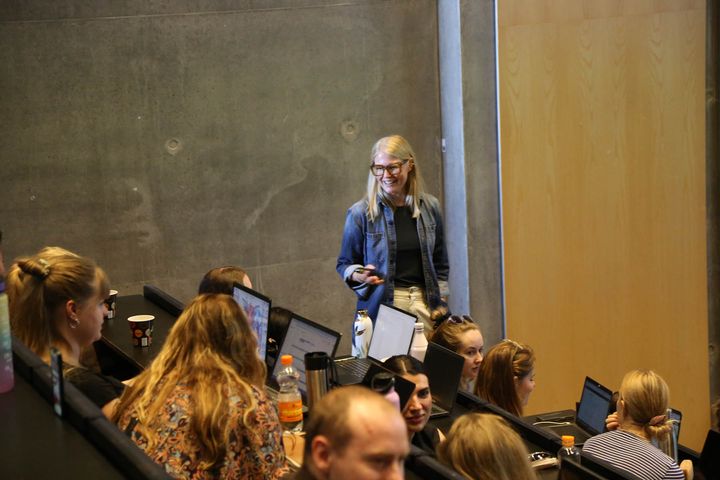 Sofie Pedersen under undervisning på Roskilde Universitet. Undervisningsprisen gives med det formål at anerkende den store betydning, som inspirerende og engagerende undervisere har for de studerende og for undervisningsmiljøet.