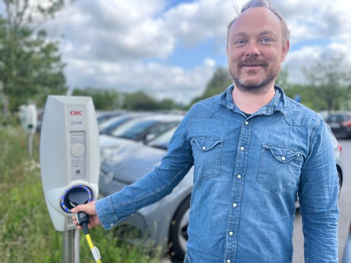 Lektor i geografi og planlægning Thomas Skou Grindsted ved en af ladestanderne til elbiler på Roskilde Universitet. Foto: RUC.