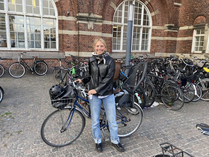 Sociolog og adjunkt i mobilitet Malene Rudolf Lindberg - her foran Københavns Hovedbanegård på vej til arbejde. Foto: privat.