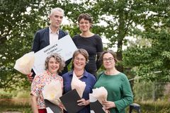 Vejledergruppen fik overrakt Roskilde Universitets undervisningspris ved universitetets årsfest.