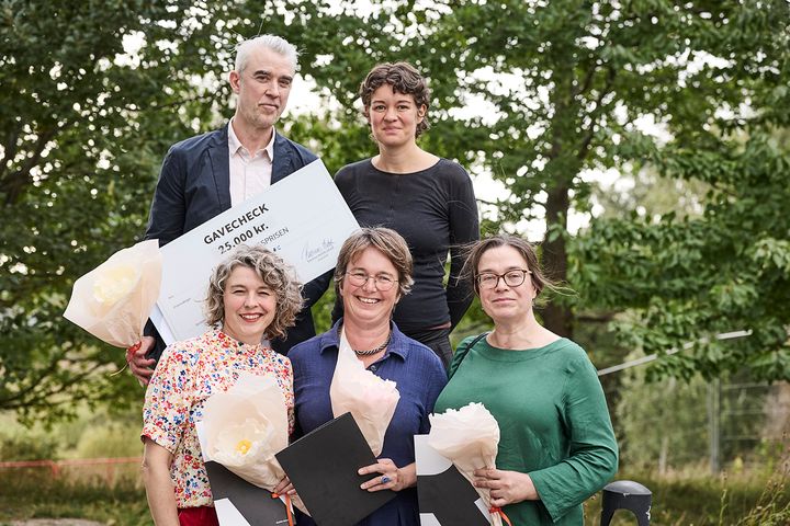 Vejledergruppen fik overrakt Roskilde Universitets undervisningspris ved universitetets årsfest.