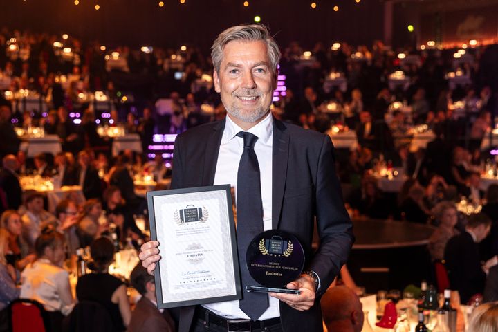Morten Balk, der er landechef for Emirates i Danmark, modtog prisen for Bedste Interkontinentale Ruteflyselskab ved Danish Travel Awards 2023.