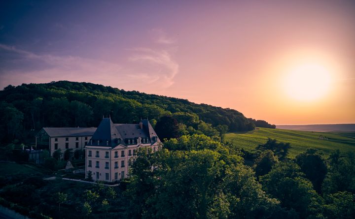 Med et passende antal Miles, kan medlemmer af Skywards med lidt held nyde en eksklusiv overnatning for to på Château de Saran, Moët & Chandons eksklusive vinslot.