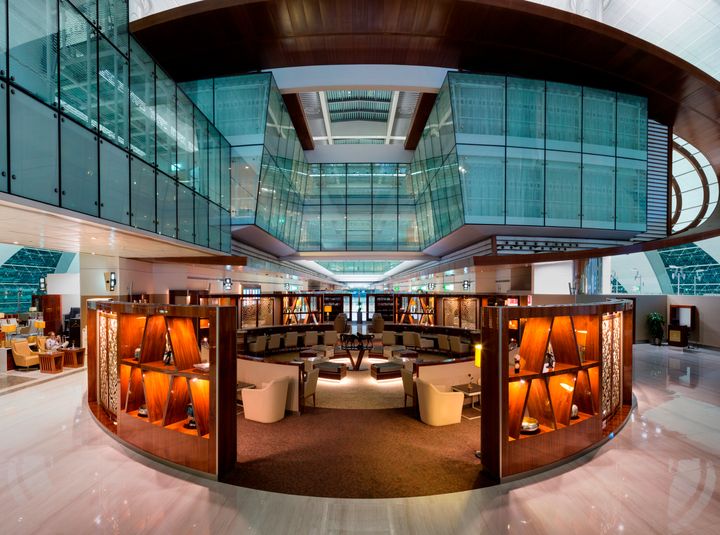 Emirates Business Class Lounge i DXB - et af de mange steder, hvor de 170.000 kilo kaffe serveres hvert år.