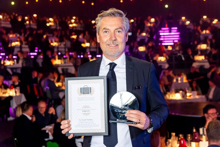 Morten Balk, der er landechef for Emirates i Danmark, kender efterhånden vejen til scenen i Cirkusbygningen. For andet år i træk, kåres Emirates som Bedste Interkontinentale Ruteflyselskab ved Danish Travel Awards 2024. Foto: Michael Stub.