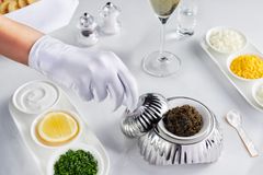 Fremover får First Class-gæster desuden serveret deres ad libitum-kaviar i nye skåle designet af Robert Welch – formgivet til at matche Emirates’ eksisterende porcelænsservice.