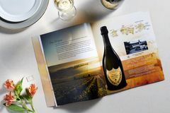 Emirates introducerer et nyt keepsake-menukort, der på tryk fortæller om tankerne bag vinudvalget og den kulinariske inspiration til dagens menu. Passagererne kan bl.a. læse om sjældne vine håndplukket fra anerkendte vinslotte – inklusive smagsnoter og serveringsforslag.