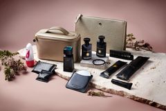 Emirates samarbejder med Bulgari om design af eksklusive amenity kits til long-haul-flyvninger. De eksklusive toilettasker indeholder hårbørste, elastik, spejl, tandplejesæt og signaturdufte fra Bulgari Le Gemme-serien – fx Orom for kvinder og Tygar for mænd.