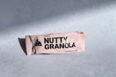 Passagerer, der flyver på Emirates Economy Class, kan fremover nyde en frisk og sprød granola fra Joe & The Juice på 54 af luftfartsselskabets ialt 150 ruter.
