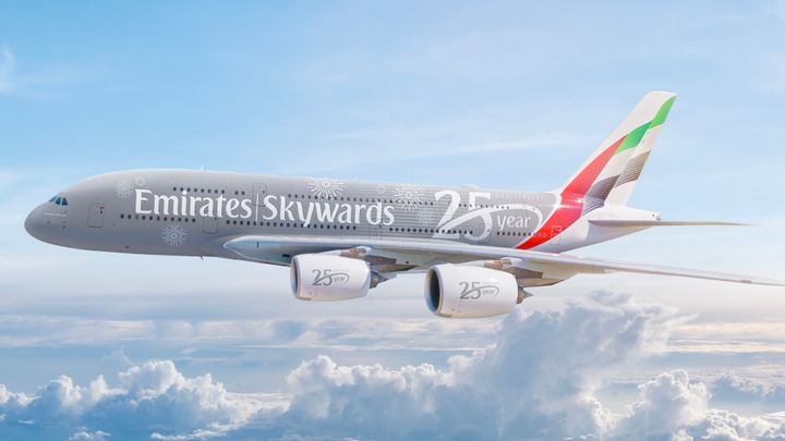 Som en del af fejringen præsenterer Emirates også en specialdesignet “25 years”-livery, der vil pryde udvalgte fly fra næste måned og bringe jubilæumsbudskabet ud i hele verden.