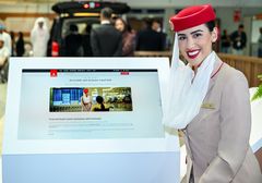 Foto af en Emirates-besætningsmedlem med det nye Accessible & Inclusive Travel Hub, som nu er tilgængeligt på emirates.com.
